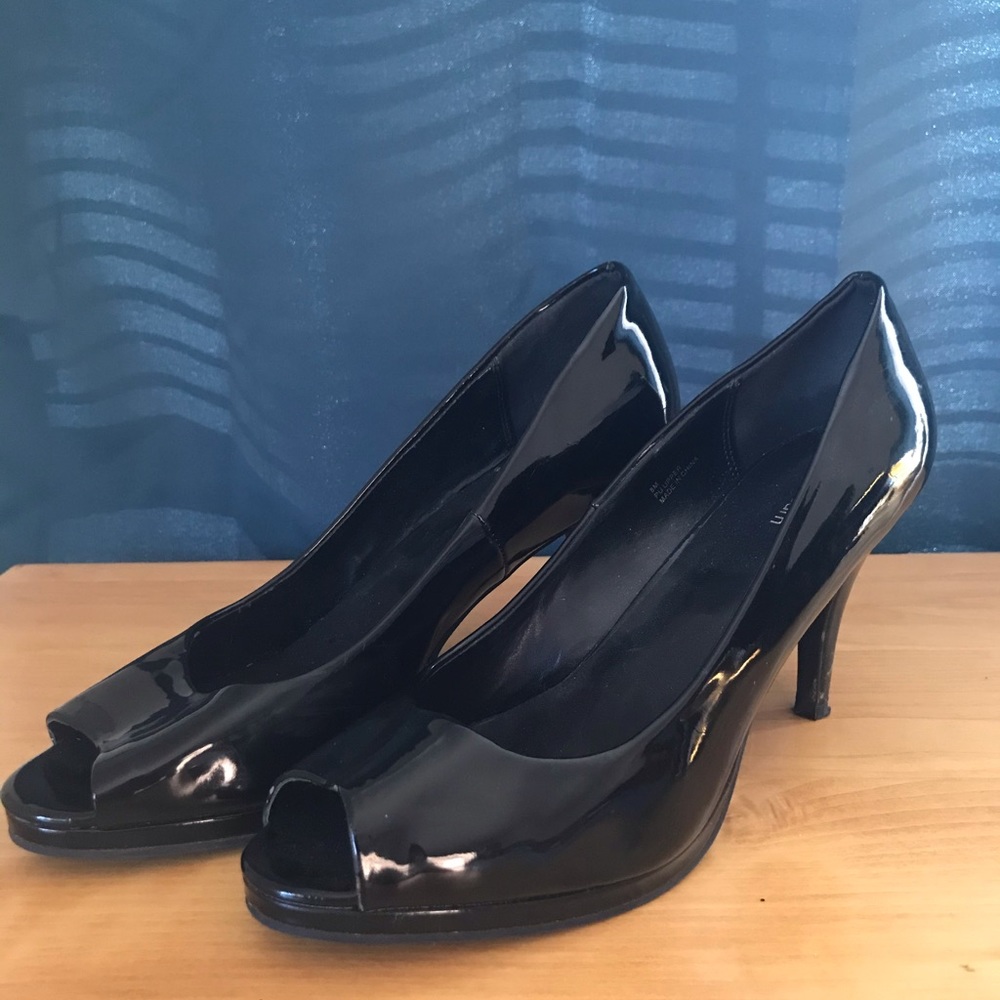 Peeptoe patent leather black heels